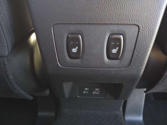 後部座席にもシートヒーターが付いています！TypeCとTypeAのUSBハブも付いているのでスマホの充電も安心！