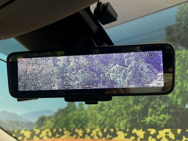 【インテリジェントルームミラー】後席の大きな荷物や同乗者で後方が確認しづらい時でも安心！カメラが撮影した車両後方の映像をルームミラー内に表示。クリアな視界で状況の確認が可能です！