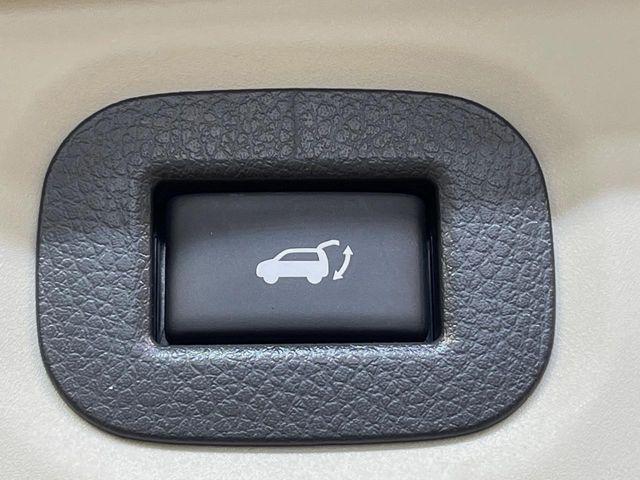 【パワーバックドア】スマートキーや運転席のボタンを押すだけでリアゲートが自動で開閉します！荷物を持っている時や、高い位置にあるバックドアを閉める際に便利な機能です♪