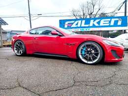 真っ赤なボディのグラントゥーリズモは希少です　流れるラインにゾクゾクするのは私だけでしょうか(笑)