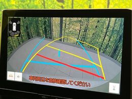【バックカメラ】駐車時に後方がリアルタイム映像で確認できます。大型商業施設や立体駐車場での駐車時や、夜間のバック時に大活躍！運転スキルに関わらず、今や必須となった装備のひとつです！