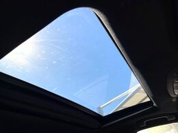 【サンルーフ】開放感たっぷりの希少装備、サンルーフが装着されています！車内に明かりを取り入れたり景色を楽しむ以外にも、車内の空気も簡単に換気できて快適です！