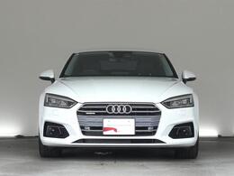 Audiデザインの特徴であるシングルフレームグリルが存在感を主張します。