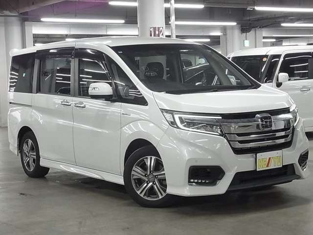 雨が降ってもゆったりと車選びができる全天候型立体展示場！エスカレーター完備！