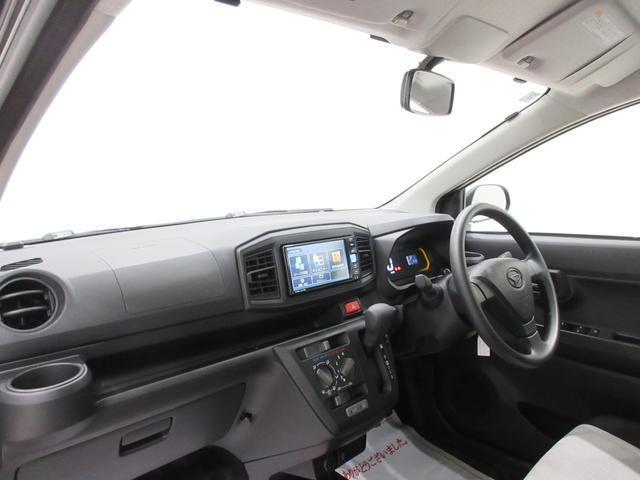 ダイハツのお店では、ダイハツ車を知り尽くしたプロフェッショナルが、専用の診断機器を使って各システムを点検しております。