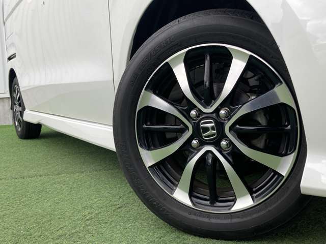 【運転席】座り心地が良いシートなので長時間の運転でも快適にお過ごしいただけます。新品のフロアマットのご注文も可能です。掲載箇所以外にご希望の写真がございましたらお気軽にお問い合わせ下さい。