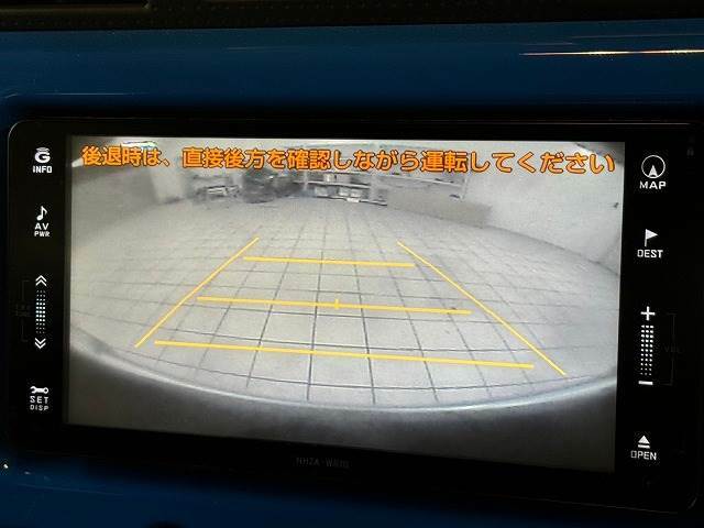 【カラーバックモニター】を装備しております。リアの映像がカラーで映し出されますので日々の駐車も安心安全です。