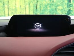 【8.8インチマツダコネクト】車内の雰囲気にマッチした大型のディスプレイ。スマホ接続でのナビ使用やBluetooth再生等、様々な機能が楽しめます。直感的なダイヤル操作が可能で、使い勝手も良好です。