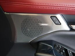 【BOSEサウンドシステム】メーカーオプションの高品位サウンドシステムを搭載。専用のチューニングが施された大小様々なスピーカーから良質なサウンドが奏でられ、臨場感あふれる音響空間を演出します。