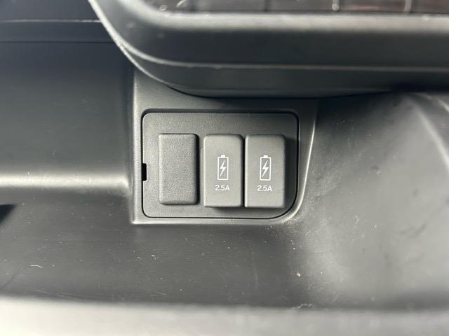 【USB端子】USB接続もついていますので携帯などの電子機器の充電にも使えて便利です♪