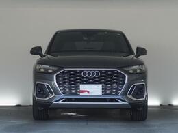 Audiデザインの特徴であるシングルフレームグリルが存在感を主張します。