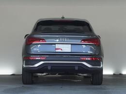 AUDIデザインはリアビューもエレガントで存在感があり、LEDを使ったテールランプも視認性高くデザイン的アクセントになってます。
