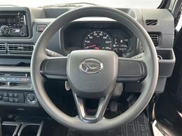 こちらはハンドルの写真です。中古車なので、若干の使用感はありますが、破損、不具合等はありません。弊社はユーザー様から買取した車両を、一台一台チェックして問題のない車両を掲載しております。ご安心ください