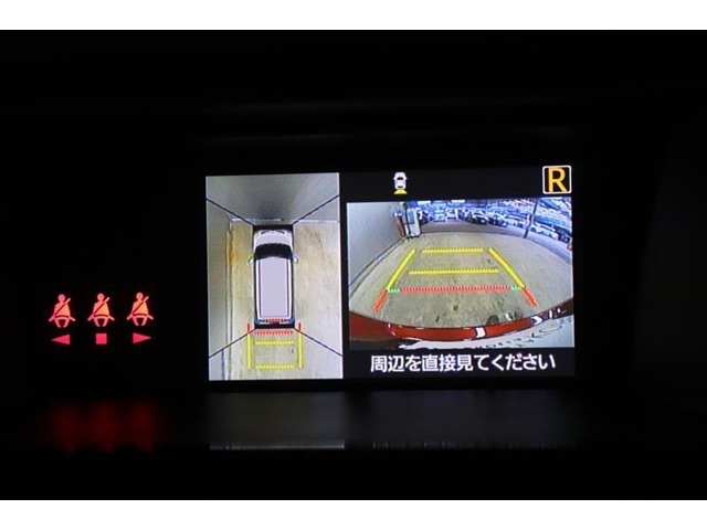 前後左右のカメラの映像を合成し、車を上から見たような視点のパノラミックビューモニター。後方の死角だけでなく左右や前方の障害物の発見もしやすくなります。