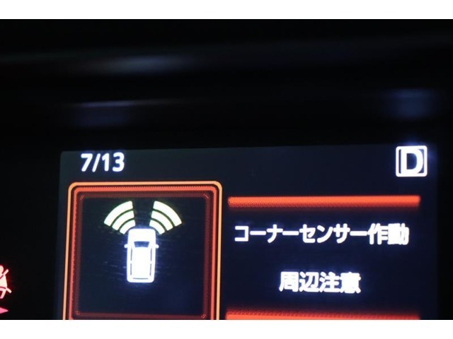 前後に装備されたセンサーで障害物を検知。音とディスプレイ表示でお知らせ。