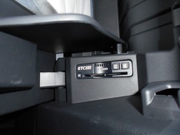 ETC装備車です、これさえあれば高速道路も楽々通行できます。お出掛けするのが好きな方には欠かせない装備です！