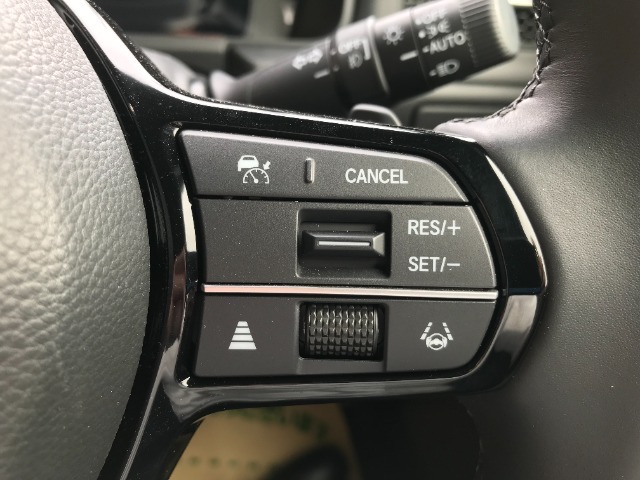 アダプティブクルーズコントロールは、高速道路などで設定した車速内で自動的に加減速の支援を行い、前走車との車間距離を維持しながら追従走行を支援する装置です。