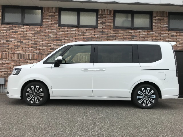 オプションになりますが、ボディーコーティングもご用意しております。新車の輝きに近づき、洗車などのお手入れも楽になりますよ。