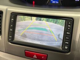 【バックカメラ】駐車時に後方がリアルタイム映像で確認できます。大型商業施設や立体駐車場での駐車時や、夜間のバック時に大活躍！運転スキルに関わらず、今や必須となった装備のひとつです！