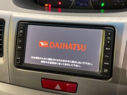 【純正ナビ】人気の純正ナビを装備しております。ナビの使いやすさはもちろん、オーディオ機能も充実！キャンプや旅行はもちろん、通勤や買い物など普段のドライブも楽しくなるはず♪