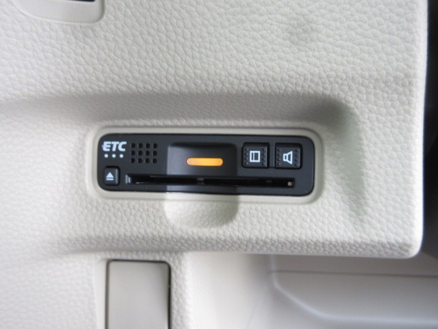 【ETC】便利なETC車載器も装備！高速道路の料金所もスムーズに通過できます。今や必須の装備ですね！お客様用にセットアップをしてのお渡しとなります！