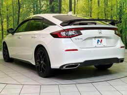 【純正テールゲートスポイラー】スポーツカーらしさがグッと引き立つ大型リヤスポイラーを装着♪高速走行時のスタビリティ（走行安定性）向上に役立ちます。