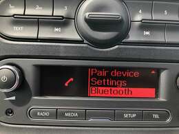 純正オーディオの中にBluetooth接続が付いております。Bluetooth接続に対応しております音楽プレイヤーを接続すれば車内で音楽を楽しむことができます♪素敵なドライブをお楽しみください！