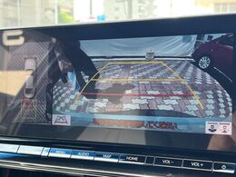 【パノラミックビューモニター】専用のカメラにより、上から見下ろしたような視点で360度クルマの周囲を確認することができます☆死角部分も確認しやすく、狭い場所での切り返しや駐車もスムーズに行えます。