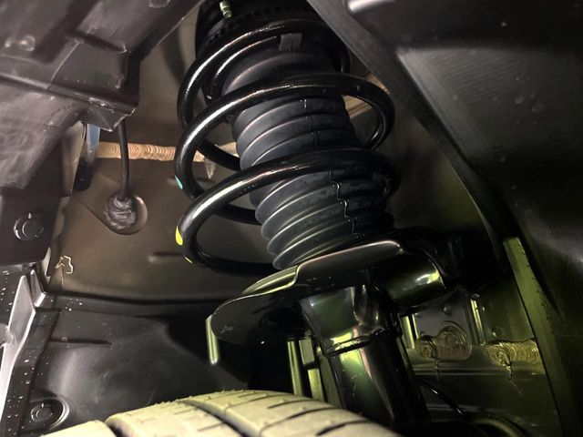 お車を安心してお乗りいただく為には、足回りの定期点検が欠かせません。サービスサポート（有償保証）では無料点検もご提供しており、安心のカーライフをお過ごしいただけるサポート体制が整っています。