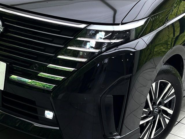 【LEDヘッドライト】悪天候や夜間走行時も良好な視界を確保し安心して運転できる高輝度LEDヘッドライトを装備！点灯速度が早く、消費電力も抑えられています。