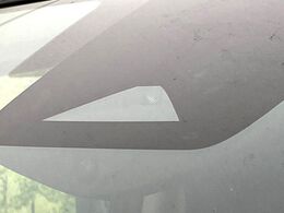 【インテリジェントエマージェンシーブレーキ】フロントカメラで前方の車両や歩行者を検知。衝突しそうな時は衝突被害軽減ブレーキが作動、衝突回避をサポート。より安全にドライブをお楽しみいただけます。