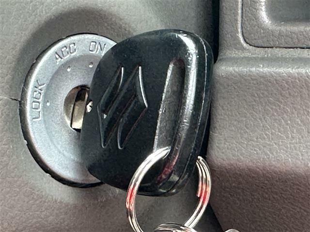キーレス★ボタンを押すだけで鍵の開け閉めができます。ドアに鍵をさして回す動作がなく、楽に開けることができるので便利ですね！