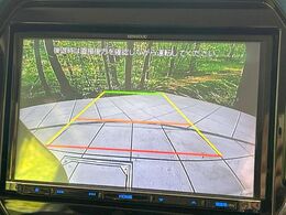 【バックカメラ】駐車時に後方がリアルタイム映像で確認できます。大型商業施設や立体駐車場での駐車時や、夜間のバック時に大活躍！運転スキルに関わらず、今や必須となった装備のひとつです！