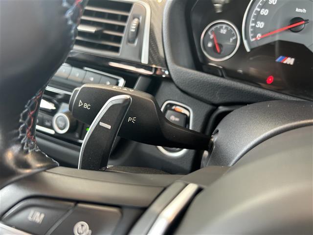 乗り込んだ瞬間、そのパフォーマンスを予感させるインテリア。
