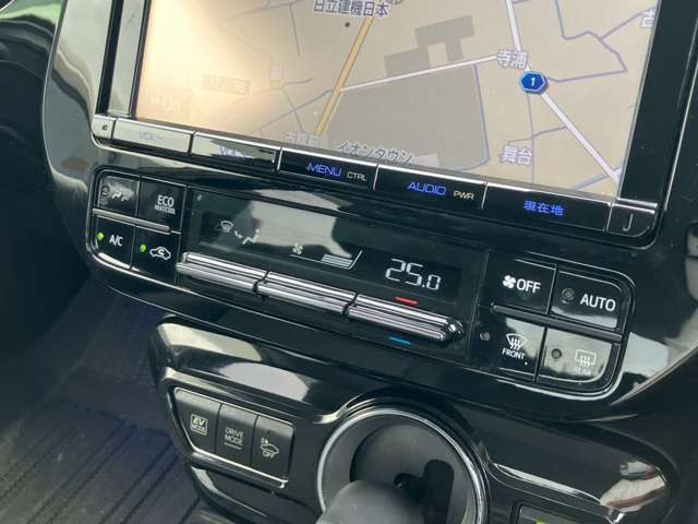【オートエアコン】オートエアコンは温度を設定すれば自動で快適な状態をキープしてくれるので運転中の温度操作が減り安全面でも安心ですね。