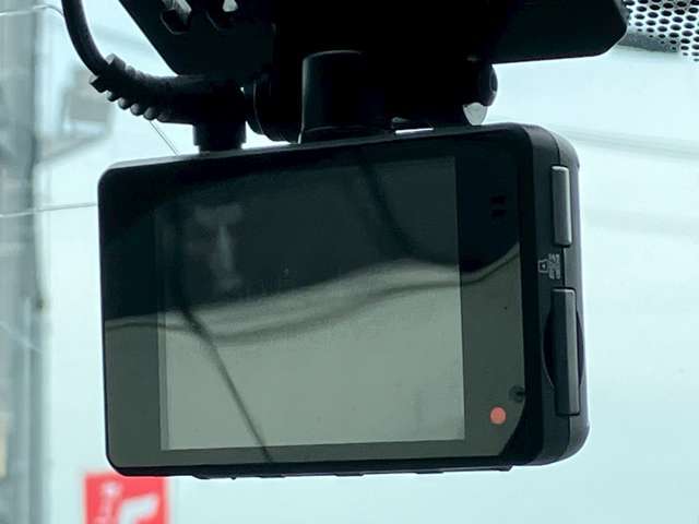 【ドライブレコーダー】愛車に取り付けることで映像と音声を記録してくれるドライブレコーダーは、事故の際に確かな証拠能力を発揮してくれます。