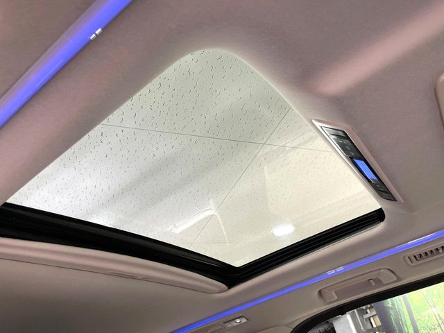 【大型サンルーフ】車内の解放感が一気に上がる大型のパノラマルーフ！季節を問わず開放的で快適なドライブをお楽しみいただけます。流通量も少なく希少価値の高い人気の装備です♪