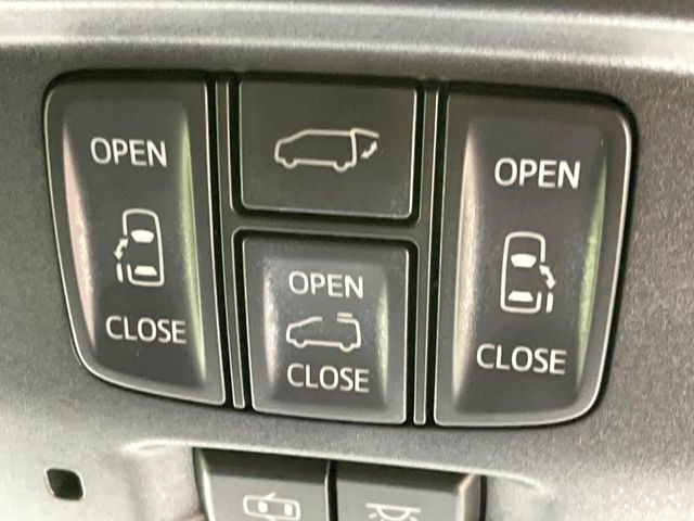 【両側パワースライドドア】スマートキーや運転席のスイッチで後席両側スライドドアの開閉が可能♪電動だから力を入れてドアを開ける必要が無く、小さなお子様でも簡単に開け閉めでき快適です♪