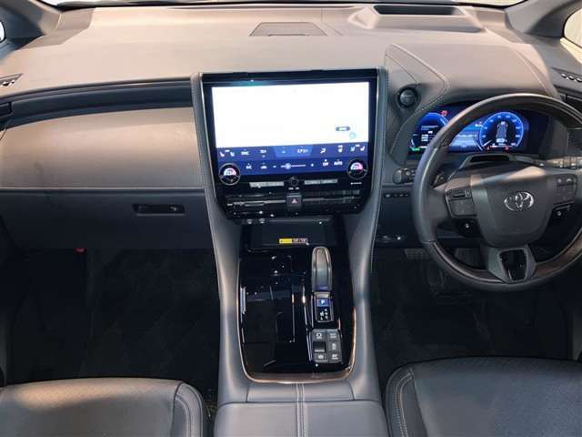 ハイブリッドシステムと環境基準にもやさしい低燃費エンジンを搭載。