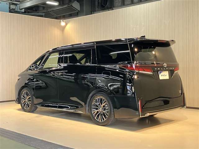 低燃費で環境にもやさしいハイブリッド車です。トヨタ専用診断機器でハイブリッドシステムを綿密に点検してあります！