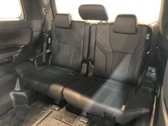 3列目シートも広々としたスペースを確保しています。
