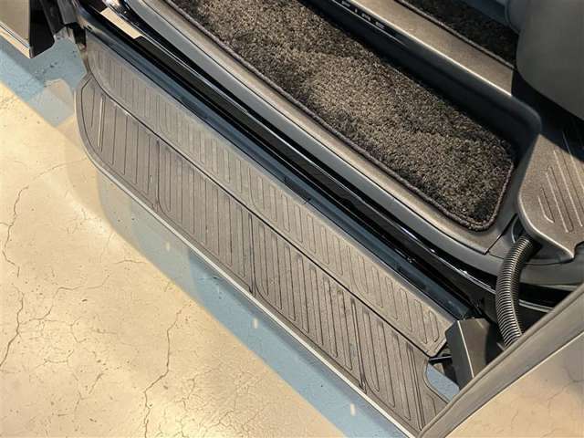 スライドドアの開閉と連動して、ステップが出し入れされます。