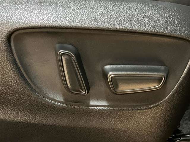 パワーシート搭載。微妙な調整が手軽にでき、ピッタリのポジションで運転することが可能です。