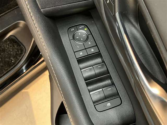 電動格納式ミラー・パワーウインドウを装備しています。