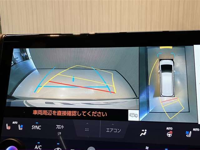 パノラミックビューモニターを装備。クルマを真上から見るように周囲を確認できます。機能の詳細は販売店スタッフまでおたずねください。