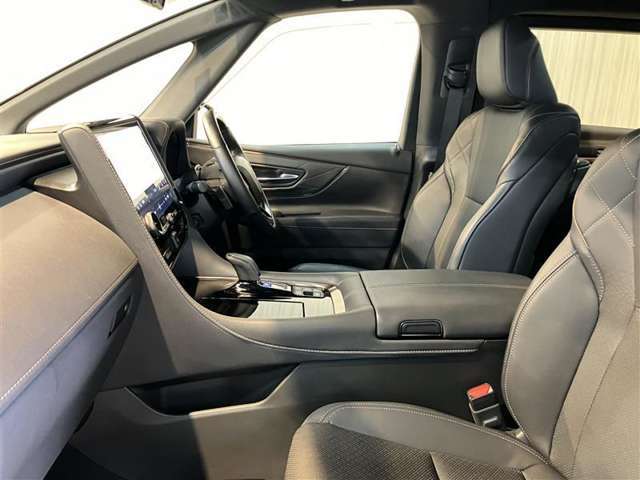 清潔で広々した座席です！是非、現車を見て体感してみてください。