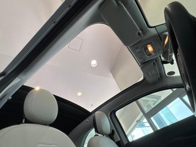 スイッチ一つで開閉可能電動ソフトトップ。爽快感、開放感