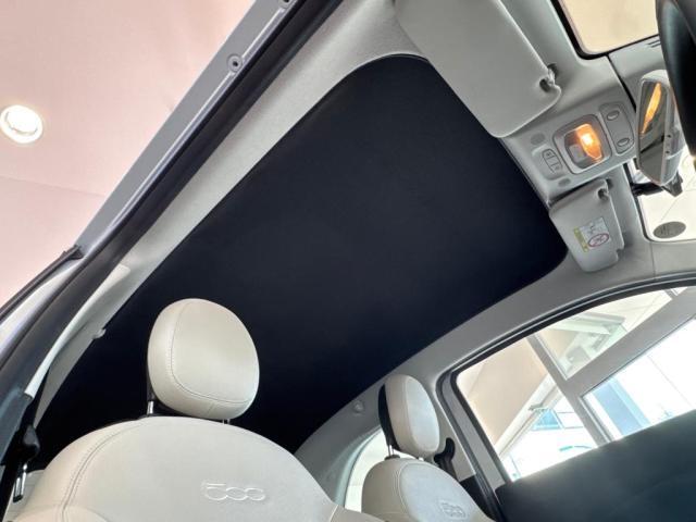 スイッチ一つで開閉可能電動ソフトトップ。爽快感、開放感