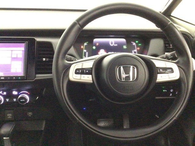 【ハンドル】運転にかかわる様々な操作を安全に行えるように視点移動が少なく操作性に配慮されたスイッチ類が凝縮されたコックピットです。