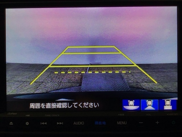 【バックカメラ】運転が苦手な方も車庫入れラクラクです！ギアをリバースに入れれば自動的に切り換わりますので、面倒な操作は不要です♪狭い駐車場もお車を傷つけず安心ですね！